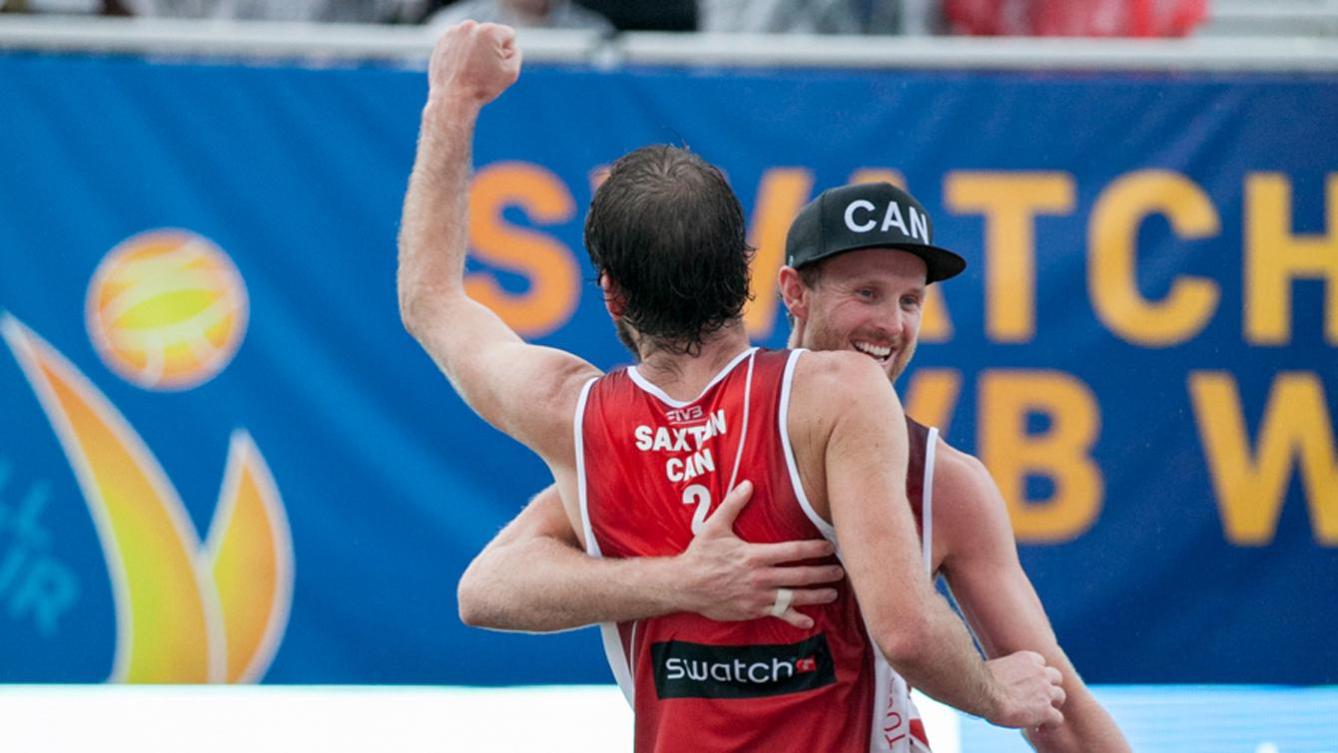 Ben Saxton et Chaim Schalk célèbrent leur victoire de quarts de finale sur la Pologne aux finales World Tour Swatch FIVB de Toronto, le 17 septembre 2016. (Photo: Thomas Skrlj)