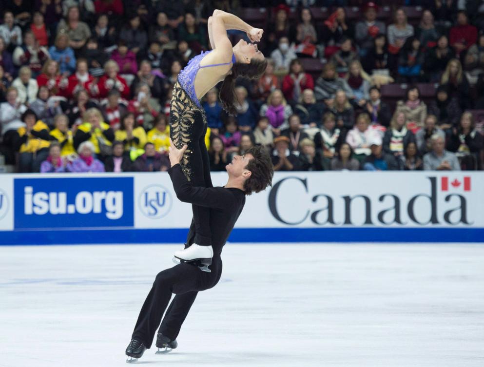 Tessa Virtue et Scott Moir durant leur danse courte aux Internationaux Patinage Canada, le 28 octobre 2016 à Mississauga. (Photo/THE CANADIAN PRESS Mark Blinch)