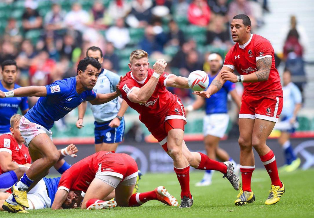 John Moonlight fait une passe à son coéquipier au London Sevens de 2016 (Photo: Rugby Canada).