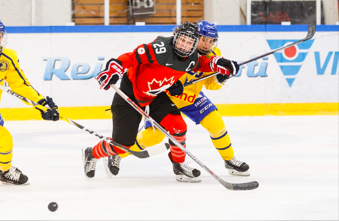 Marie-Philip Poulin lutte pour la rondelle contre les Suédoises à la Coupe des quatre nations, le 2 novembre 2016 à Järvenpää, en Finlande.