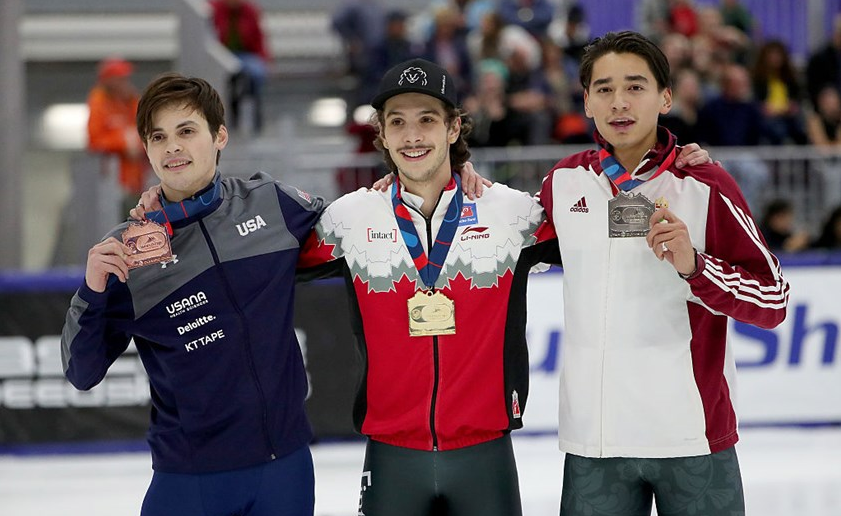 Samuel Girard entouré de et de lors de la remise des médailles du 1500 m à la Coupe du monde de Salt Lake City, le 12 novembre 2016. (Photo : ISU)