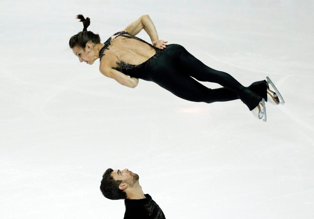 Meagan Duhamel et Eric Radford lors du programme court chez les couples à la Finale du Grand Prix de l'ISU, le 8 décembre 2016 à Marseille. (AP Photo/Christophe Ena)