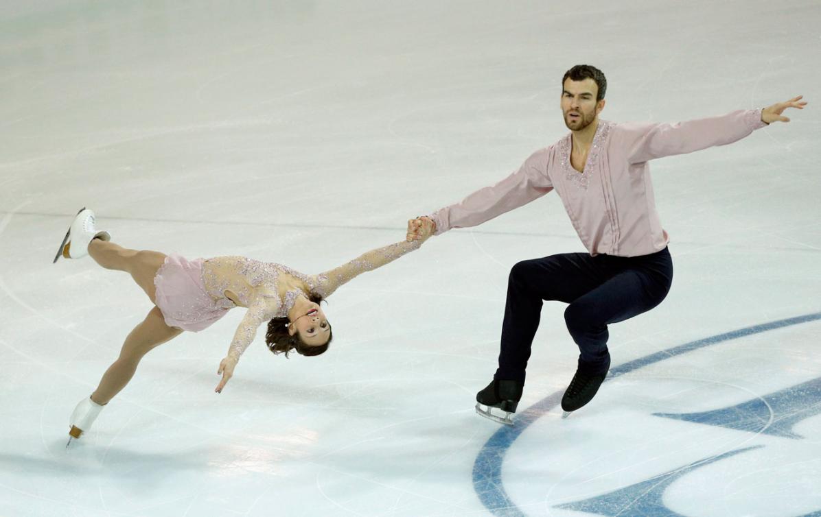 Meagan Duhamel et Eric Radford lors du programme libre chez les couples à la Finale du Grand Prix de l'ISU, le 9 décembre 2016 à Marseille. (AP Photo/Christophe Ena)