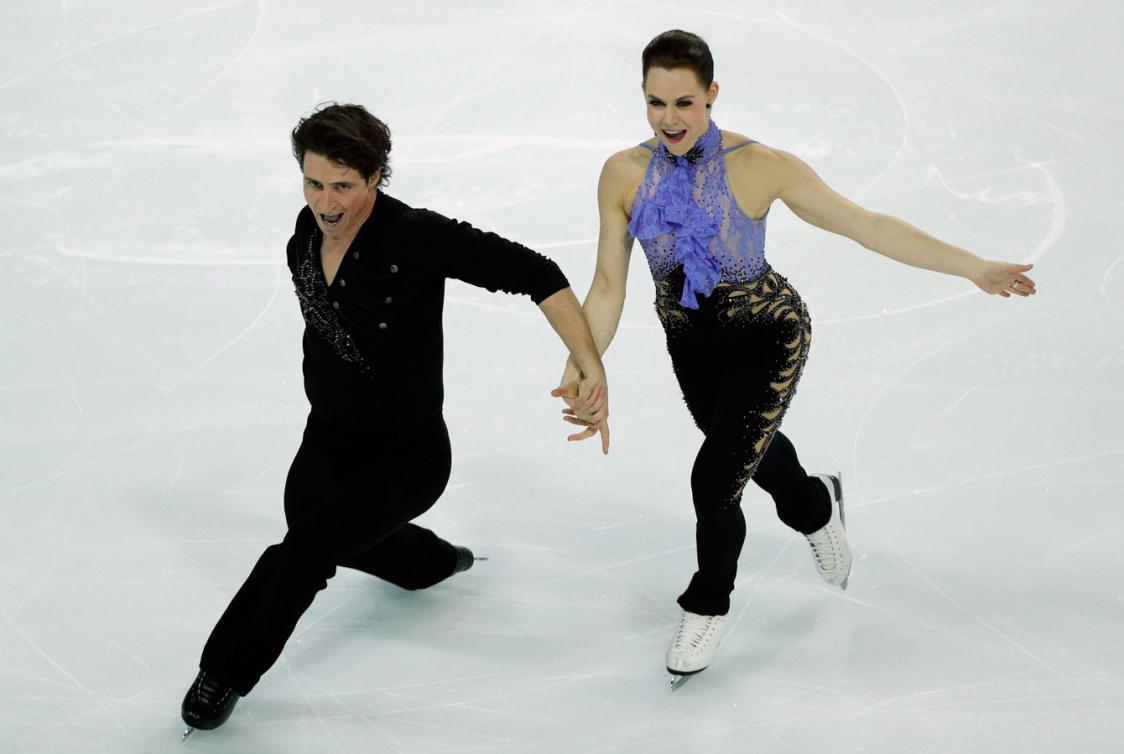 Tessa Virtue et Scott Moir lors de la danse courte à la Finale du Grand Prix, le 9 décembre 2016 à Marseille. (AP Photo/Christophe Ena)
