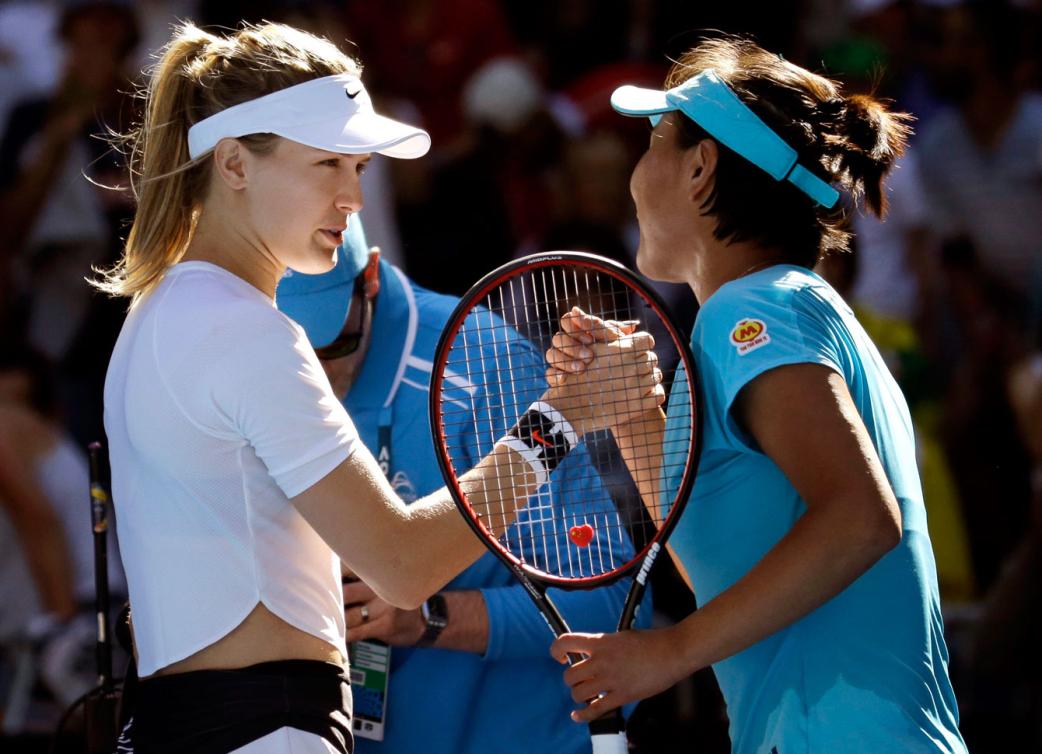 Shuai Peng félicite Eugenie Bouchard après leur affrontement au deuxième tour des Internationaux d'Australie, le 18 janvier 2017. (AP Photo/Aaron Favila)