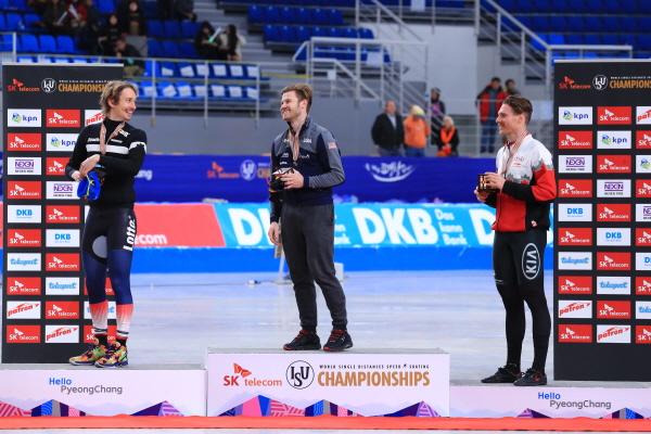 Olivier Jean (à droite) lors de la cérémonie des médailles à l'épreuve du départ groupé aux Mondiaux de distances individuels 2017, à l'Ovale de Gangneung.