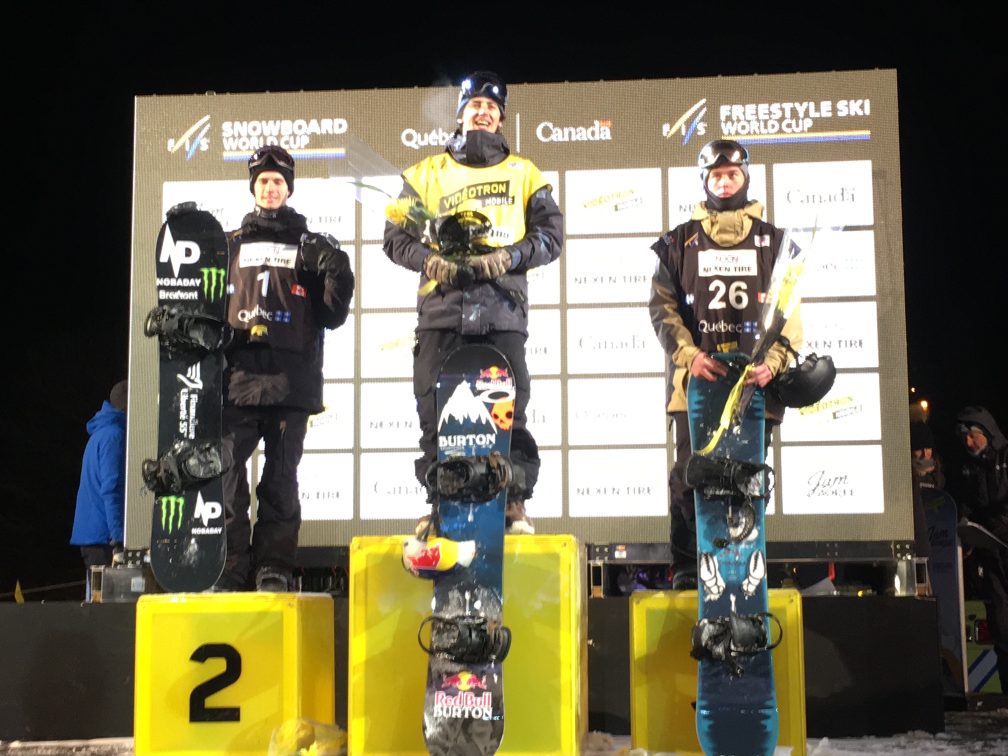 Mark McMorris (centre) et Max Parrot (gauche) sur le podium du Big Air de la COupe du monde FIS de Québec, le 11 février 2017