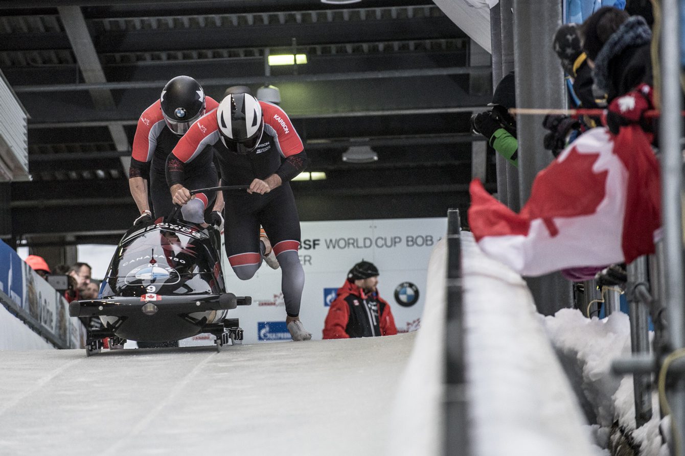 Chris Spring et Neville Wright d'Équipe Canada entame leur première descente à la Coupe du monde de bobsleigh à Whislter, le 24 novembre 2017.