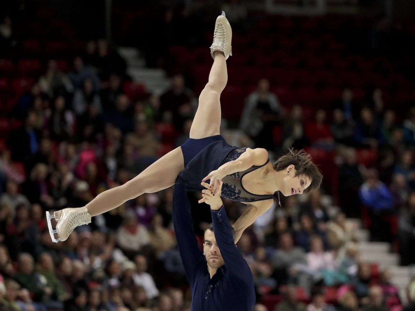 Meagan Duhamel et Eric Radford d'Équipe Canada en action lors du programme court en couple au Grand Prix Skate America à Lake Placid, New York, le 24 novembre 2017. (Photo : AP/Julie Jacobson)