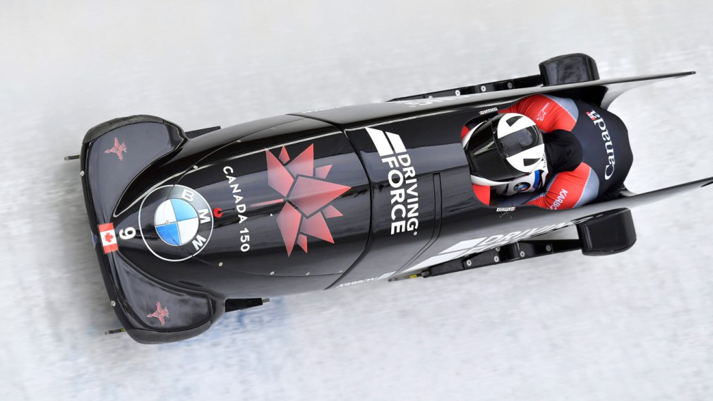 Justin Kripps et Jesse Lumsden d'Équipe Canada en piste lors de l'épreuve de bob à deux à la Coupe du monde de bobsleigh d'Innsbruck, le 16 décembre 2017. (Photo: AP Photo/Kerstin Joensson)