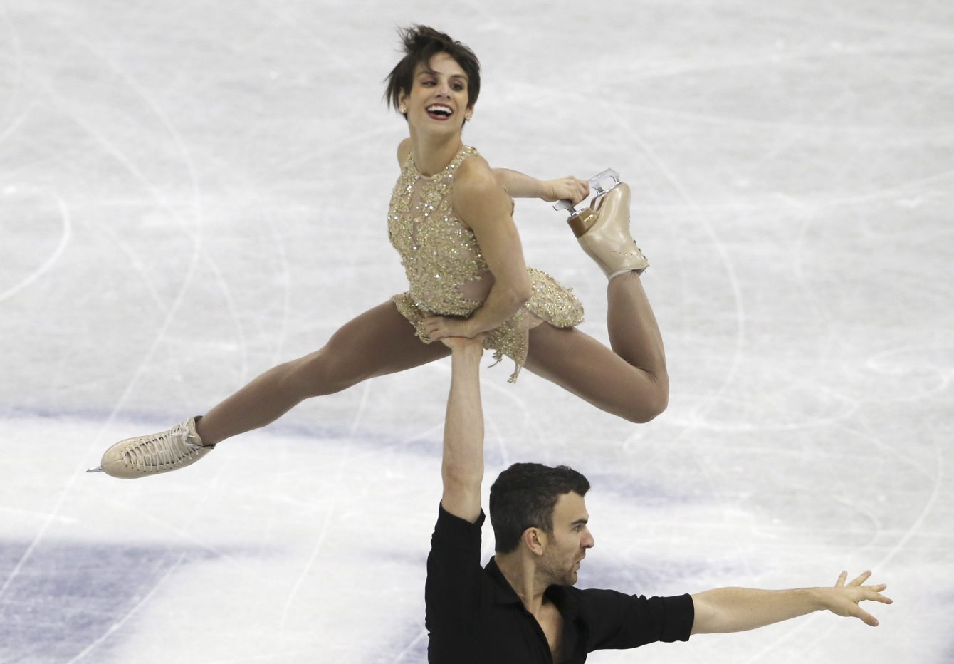 Meagan Duhamel et Eric Radford d'Équipe Canada lors du programme libre en couple des finales du Grand Prix à Nagoya, au Japon le 9 décembre 2017. (AP Photo/Koji Sasahara)