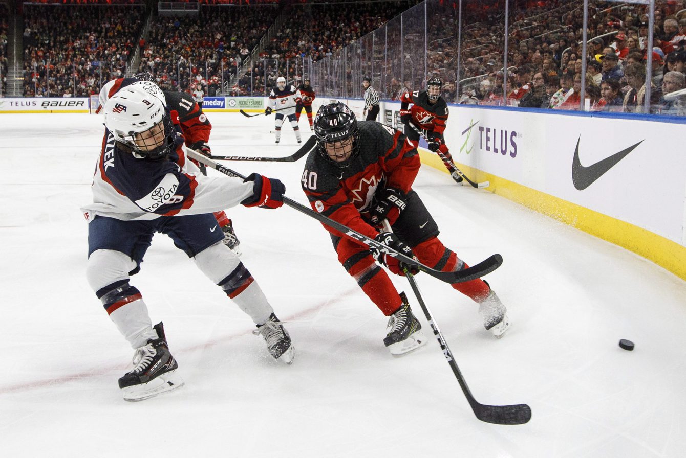 Blayre Turnbull (40) d'Équipe Canada lutte pour la rondelle lors d'un match face aux États-Unis à Edmonton en Alberta, le 17 décembre 2017