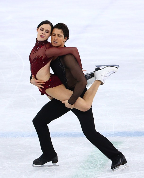 Les Canadiens Scott Moir et Tessa Virtue célèbrent la réalisation d’une performance parfaite à l’épreuve de danse sur glace aux Jeux olympiques d’hiver de PyeongChang 2018, en Corée, le mardi 20 février 2018. THE CANADIAN PRESS/HO – COC – Jason Ransom