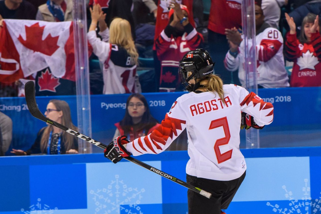 L’attaquante du Canada Meghan Agosta (2) célèbre le deuxième but qu’elle a marqué à la finale de hockey sur glace féminin entre le Canada et les États-Unis aux Jeux olympiques d’hiver de PyeongChang 2018, au Centre de hockey de Gangneung, le 22 février 2018 à Pyeongchang-gun, en Corée du Sud (Photo : Vincent Ethier/COC)