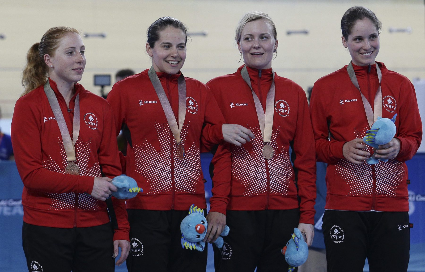 Allison Beveridge, Ariane Bonhomme, Stephanie Roorda et Annie Foreman-Mackey d'Équipe Canada avec leur médaille de bronze en poursuite par équipes aux Jeux du Commonwealth, le 5 avril 2018. (AP Photo/Tertius Pickard)