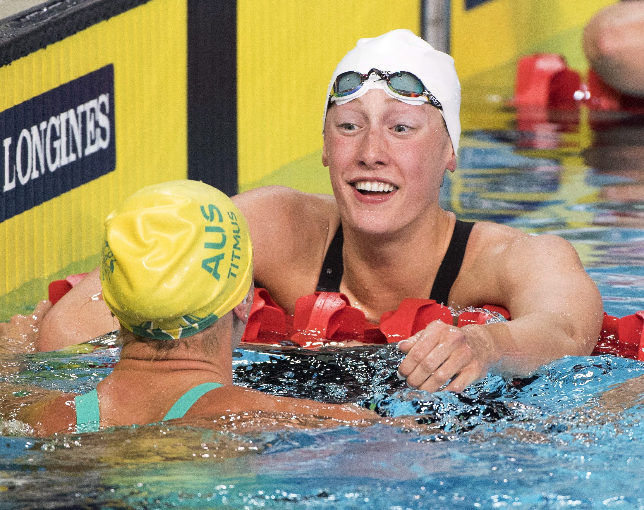 Taylor Ruck, droite, après avoir remporté la médaille d'or au 200 m style libre féminin des Jeux du Commonwealth à Gold Coast, en Australie, le 5 avril 2018,