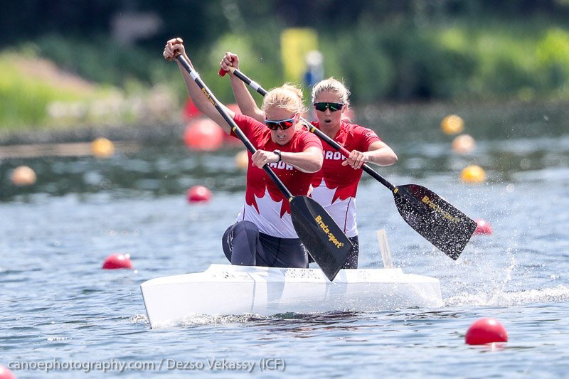 Laurence Vincent Lapointe et Katie Vincent d'Équipe Canada ont pagayé vers l'or au C-2 500 m à la Coupe du monde de canoë sprint de Duisburg, en Allemagne. (Photo : ICF/Dezso Vekassy)