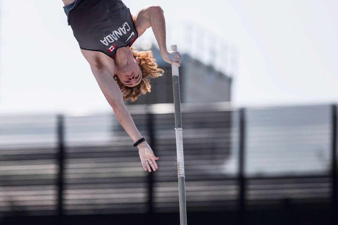 Shawnacy Barber en action lors de la finale masculine du saut à la perche aux Championnats de la NACAC, à Toronto, le 12 août 2018.