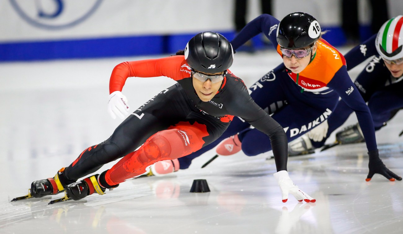 Alyson Charles, à gauche, et la Hollandaise Lara Van Ruijven patinent de la demi-finale féminine du 500 m