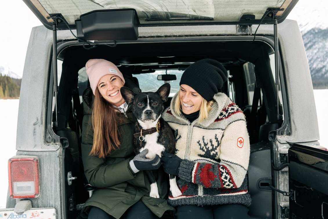 Stephanie Labbé, Geogia Simmerling et Rio le chien. (Photo: COC)