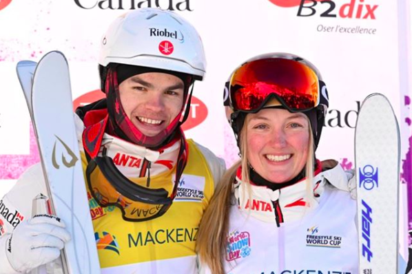 Kingsbury et Dufour-Lapointe, souriants, sur le podium.