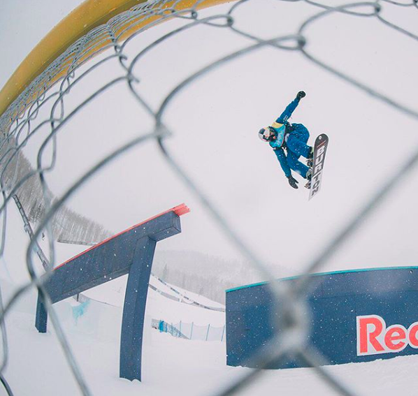 Mark McMorris effectue un saut.