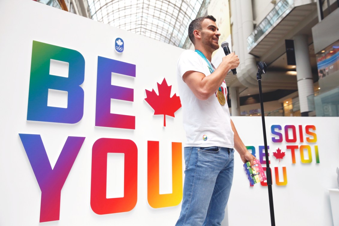 Le Champion olympique Eric Radford devant la boutique «Sois Toi» à Toronto