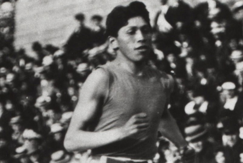 Le Canadien Tom Longboat en plein course.