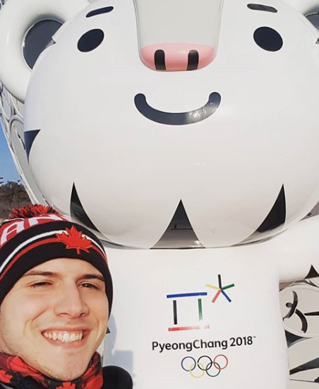 Le bénévole et la mascotte en selfie.