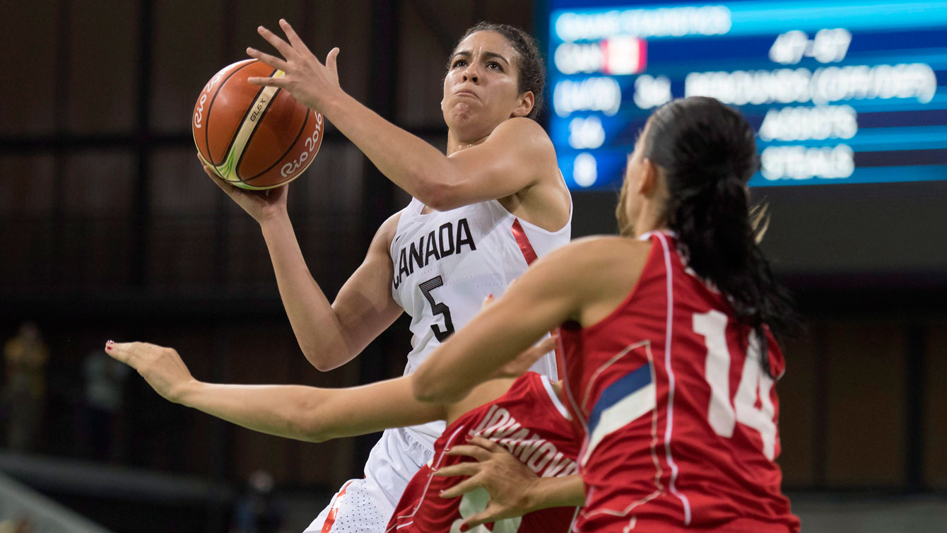 Kia Nurse évite une joueuse pour tenter un tir vers le panier.