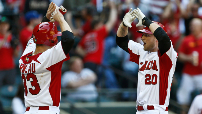 Le joueur canadien Michael Saunders célèbre un coup de circuit avec un coéquipier.