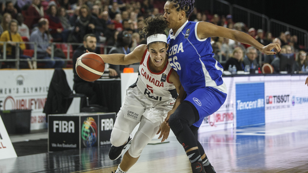 Deux joueuses de basketball se chamaillent pour le ballon