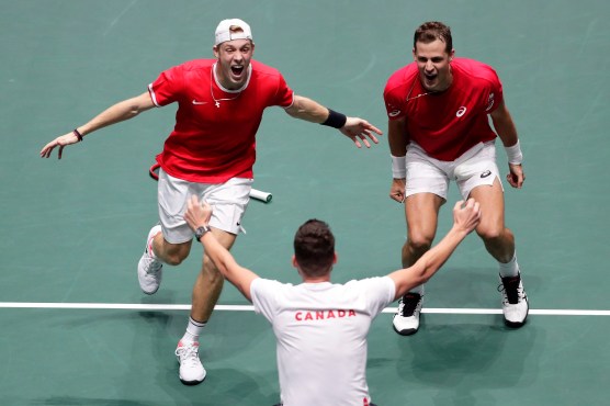 Denis Shpovalov et Vasek Pospisil célèbrent leur victoire contre l'Australie