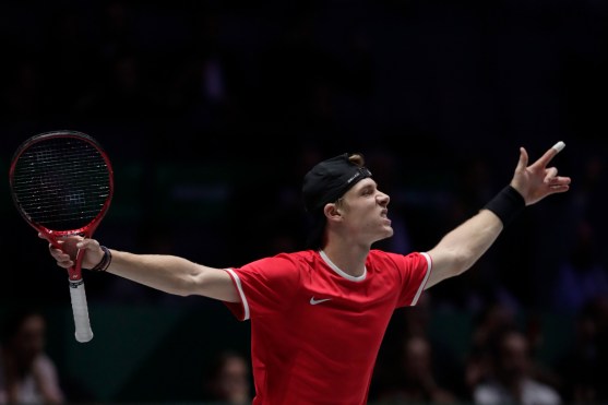 Denis Shapovalov célèbre sa victoire contre Karen Khachanov