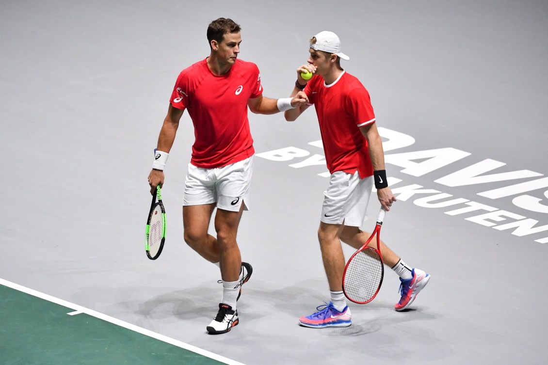 Pospisil et Shapovalov échangent après leur match de double à la Coupe Davis.