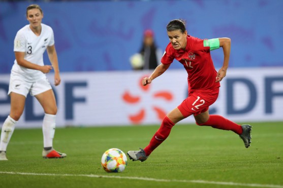 Christine Sinclair en pleine action