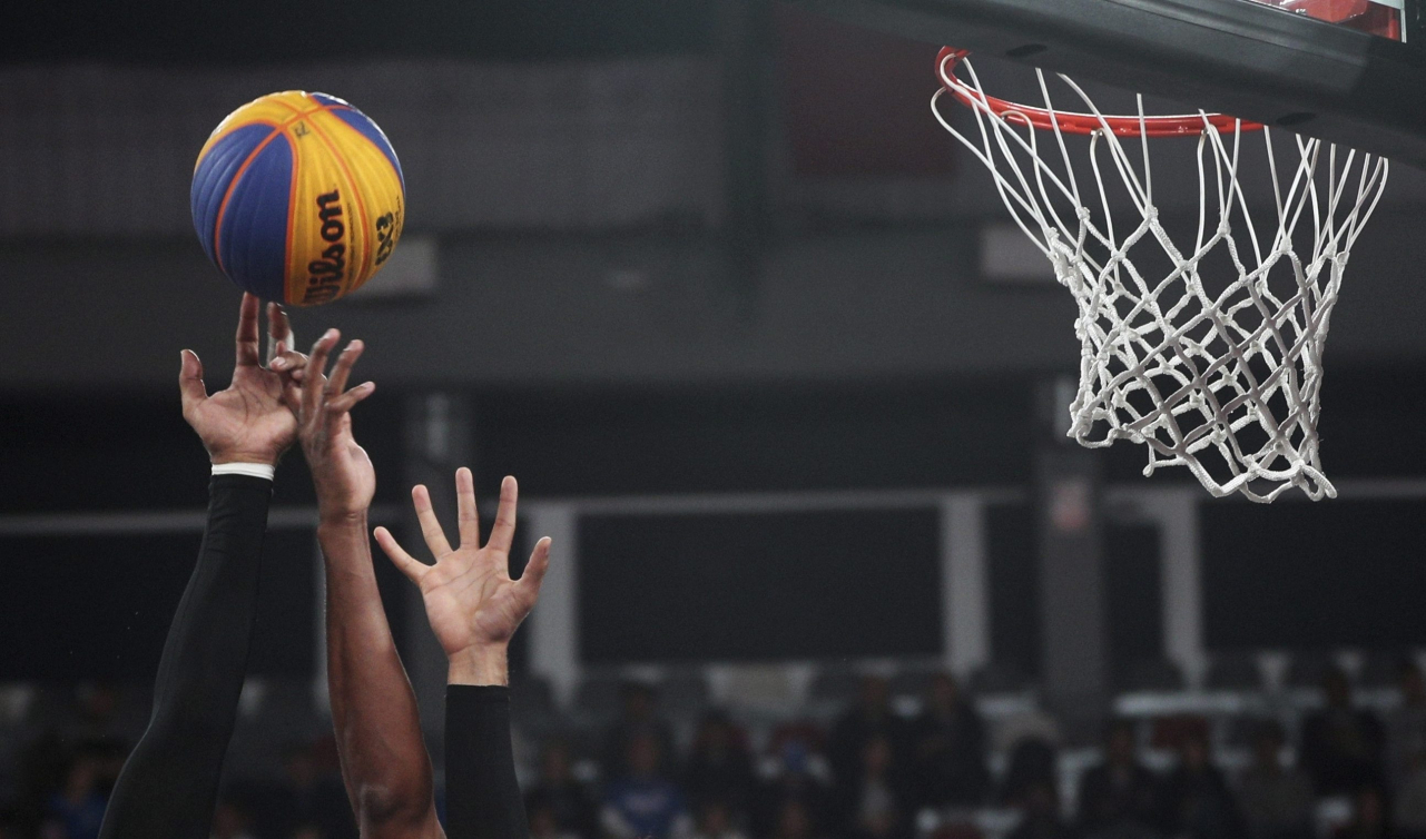 Trois joueurs se battent pour le ballon.