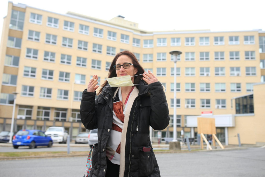 Maryse Turcotte pose devant l'hôpital Saint-Croix de Drummondville au printemps 2020.